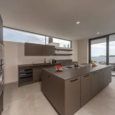 Alluring 5 Bedrooms Evening Star Villa