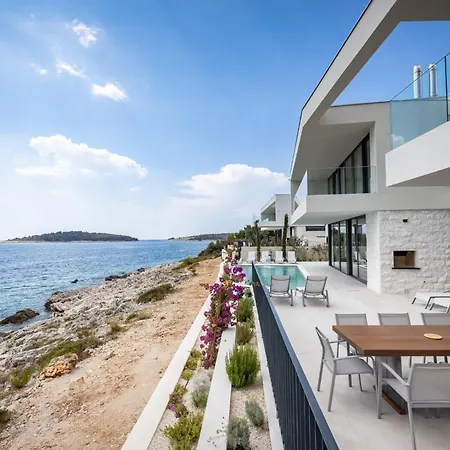 Alluring 5 Bedrooms Evening Star Villa