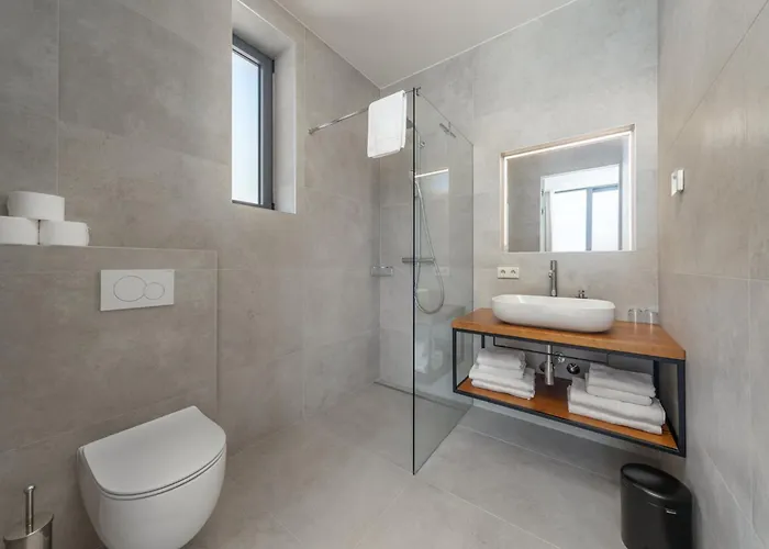 Villa Alluring 5 Bedrooms Evening Star