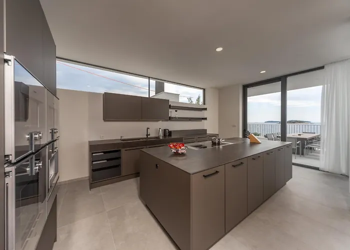 Alluring 5 Bedrooms Evening Star Villa