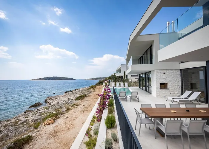 Alluring 5 Bedrooms Evening Star Villa